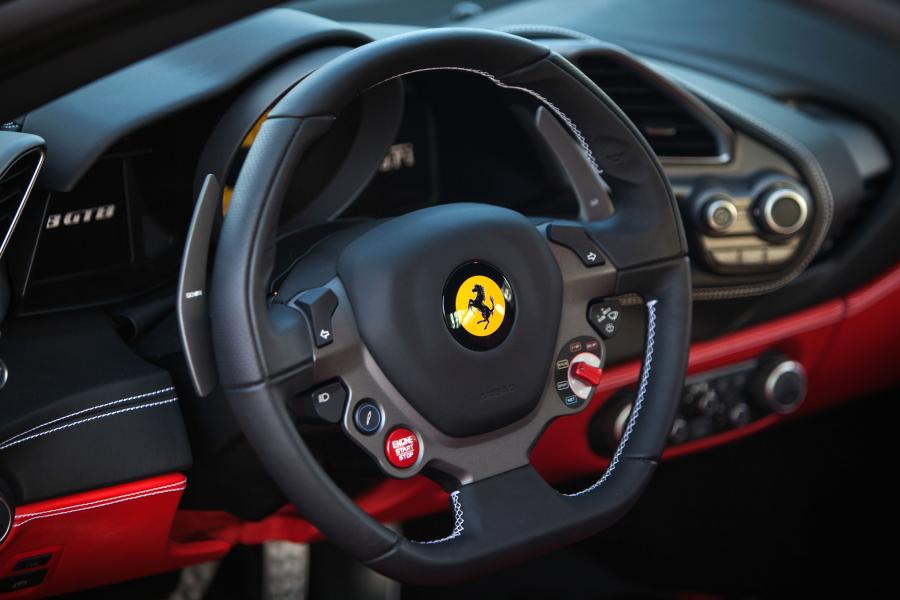 Детали интерьера Ferrari 488 GTB 2015 года  (NA) (фото 20 из 42)